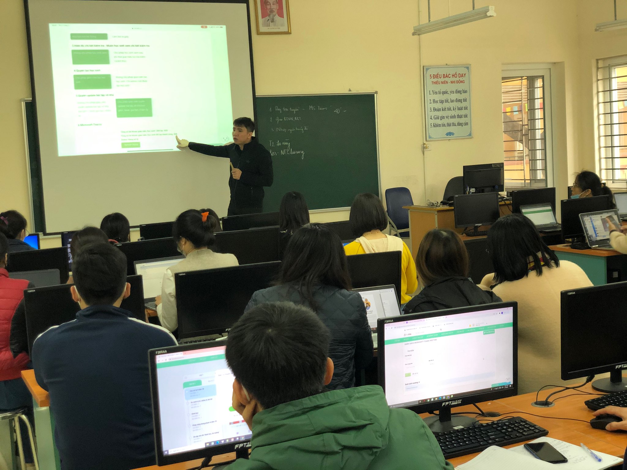 Khắc phục một số khó khăn khi dạy, học trực tuyến
